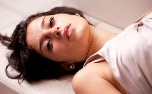 如何解决女性自身的生理需求？ 单身男女在同一个房间需要注意什么？
